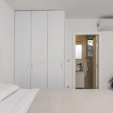 Denis ,seget Donji, * تروغير