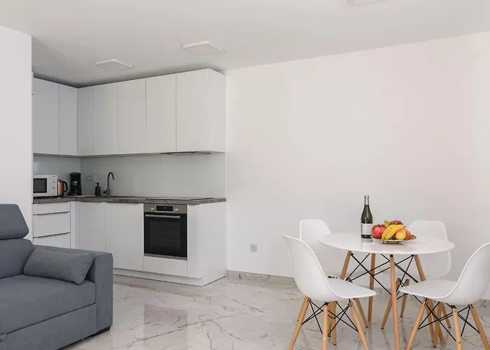 Denis ,seget Donji, * Τρογκίρ