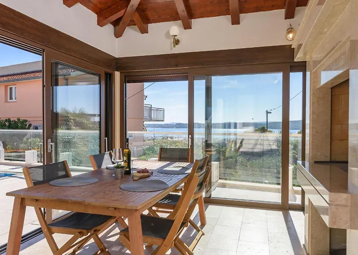 Denis ,seget Donji, Βίλα *