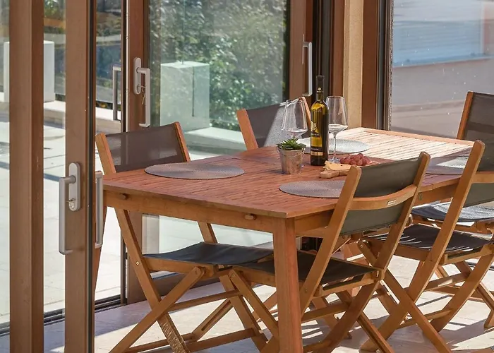 Denis ,seget Donji, Τρογκίρ