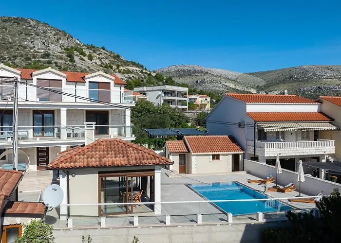 Denis ,seget Donji, Βίλα *