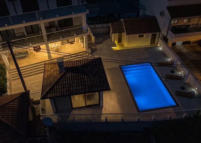 Denis ,seget Donji, Τρογκίρ