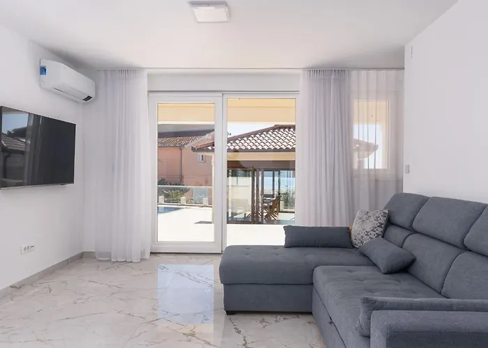 Denis ,seget Donji, * Τρογκίρ