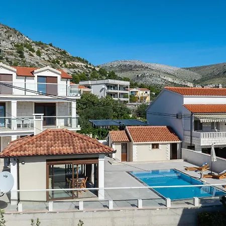 Denis ,seget Donji, Villa *