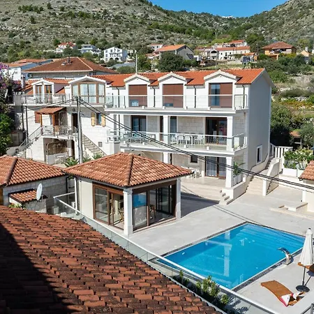 Denis ,seget Donji, Villa