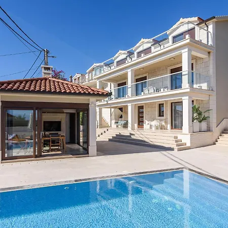 Denis ,seget Donji, Villa