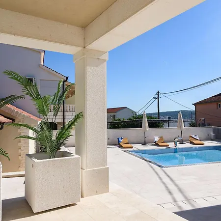 Denis ,seget Donji, Villa Traù