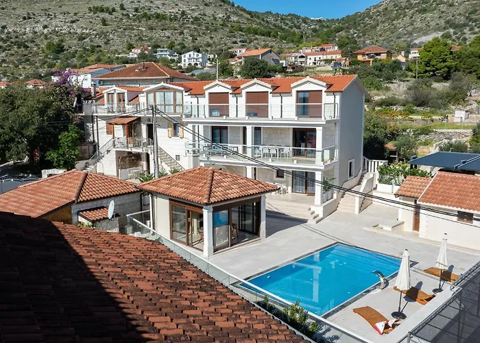 Denis ,seget Donji, Villa