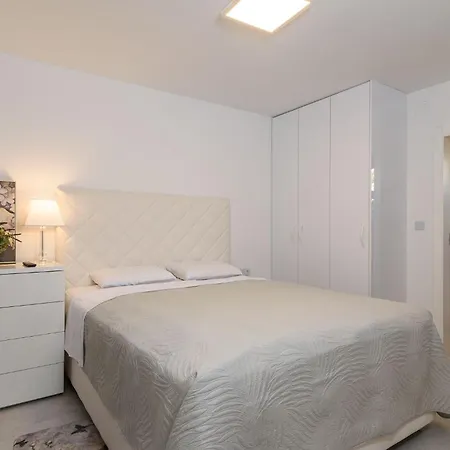 Denis ,seget Donji, וילה טרוגיר